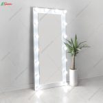 آینه گریم ایستاده