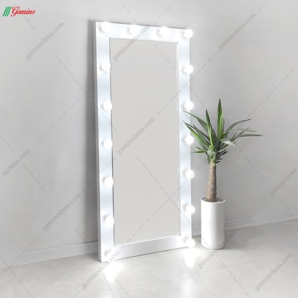 آینه گریم ایستاده